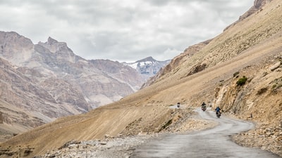 空的棕色的悬崖附近的道路
